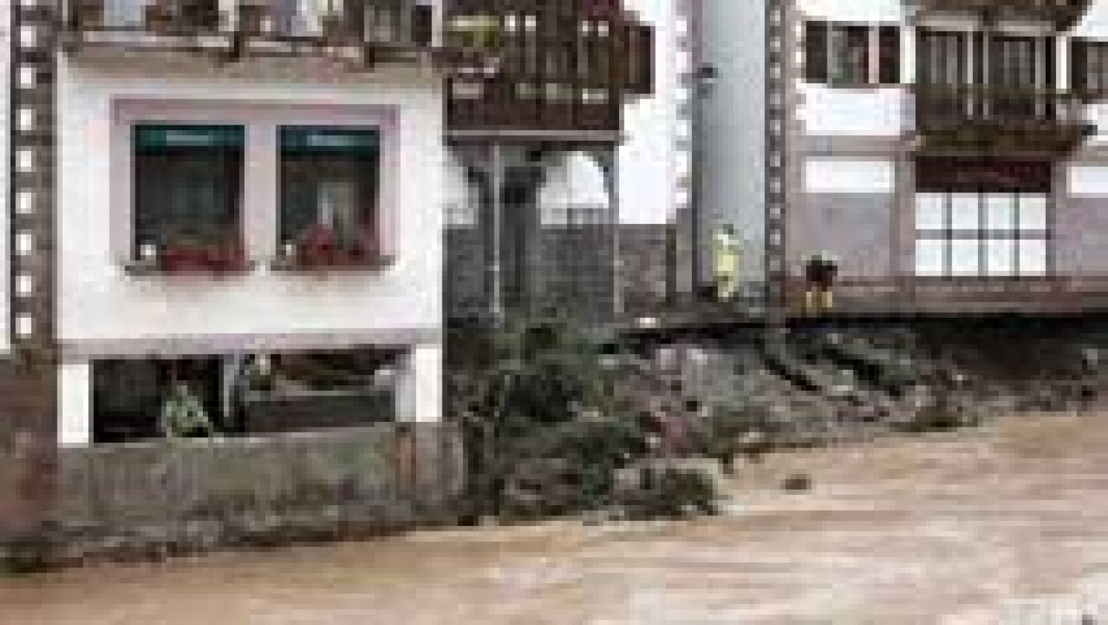 Telediario 1: Vecinos de Elizondo llevan más de 24 horas achicando agua | RTVE Play