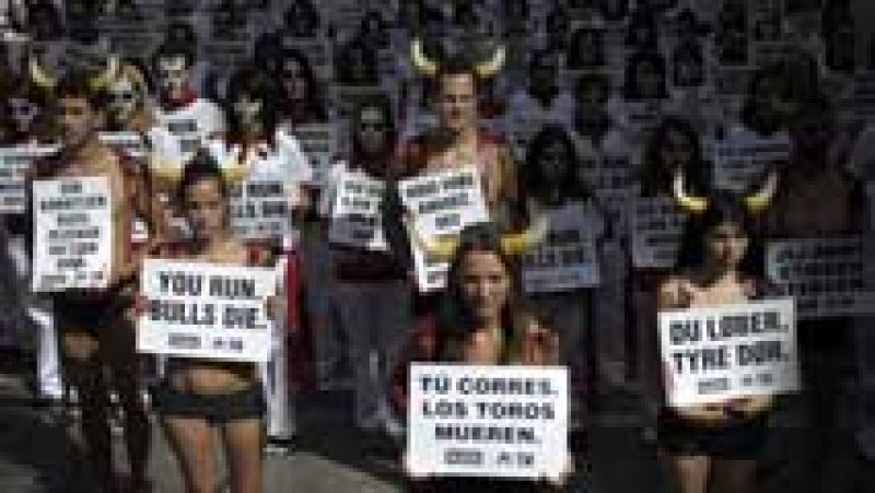 Un grupo de antitaurinos han protestado en Pamplona contra los encierros y las corridas de toros de San Fermín