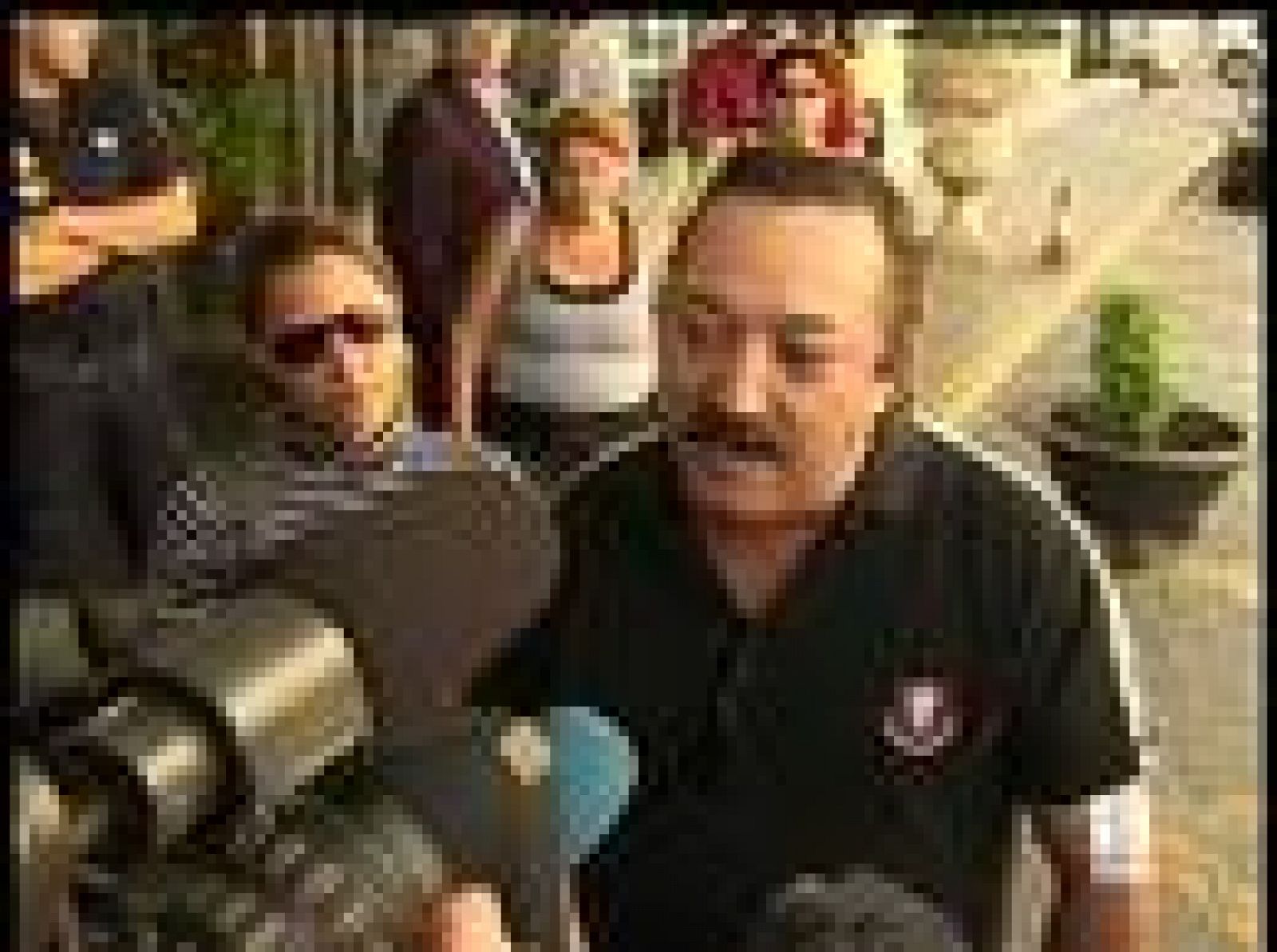 Un familiar de tres fallecidos en el accidente de Barajas pide que no les "engañen y que nos traigan a los nuestros". Quiere que le den "soluciones" y no "polítcos".