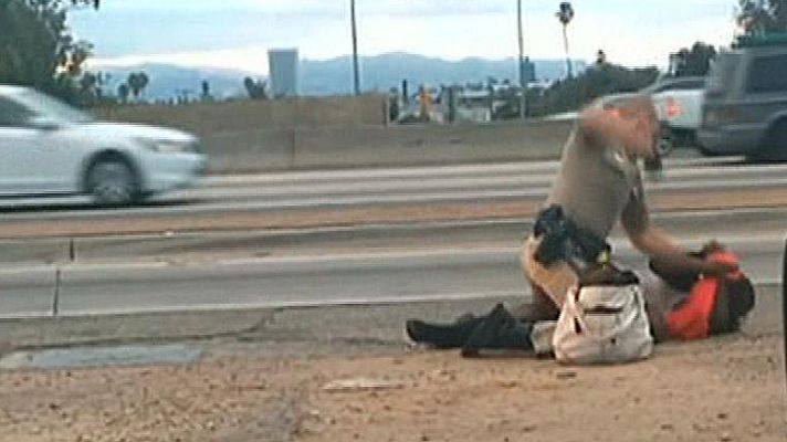 Telediario 1 - Un agrente agrede a una mujer en California