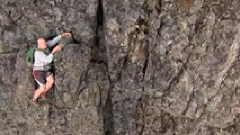 Espectacular rescate a un excursionista bloqueado en una pared rocosa en EE.UU.