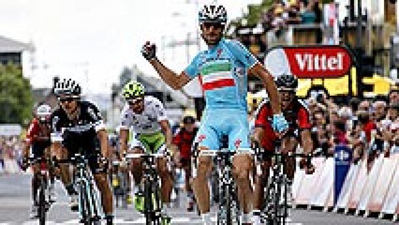 El italiano Vincenzo Nibali sorprendió hoy con un ataque en los últimos metros y se impuso en la segunda etapa del Tour de Francia, con lo que también se enfundó el maillot amarillo de líder.   El campeón de Italia, del equipo Astana, se impuso con d