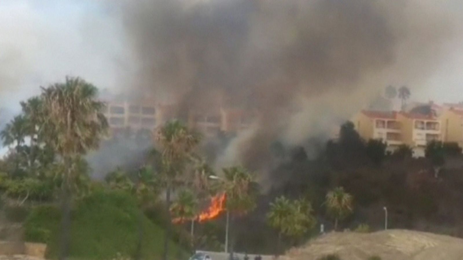 Ocho medios aéreos tratan de extinguir un incendio en Mijas (Málaga)