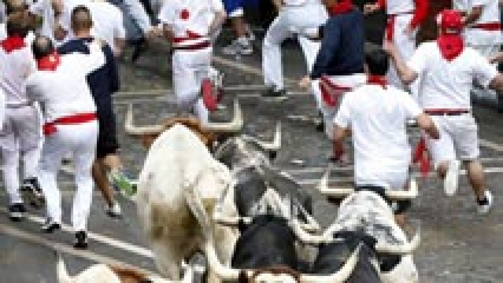 Un morlaco resbala a la entrada del Callejón | Ver