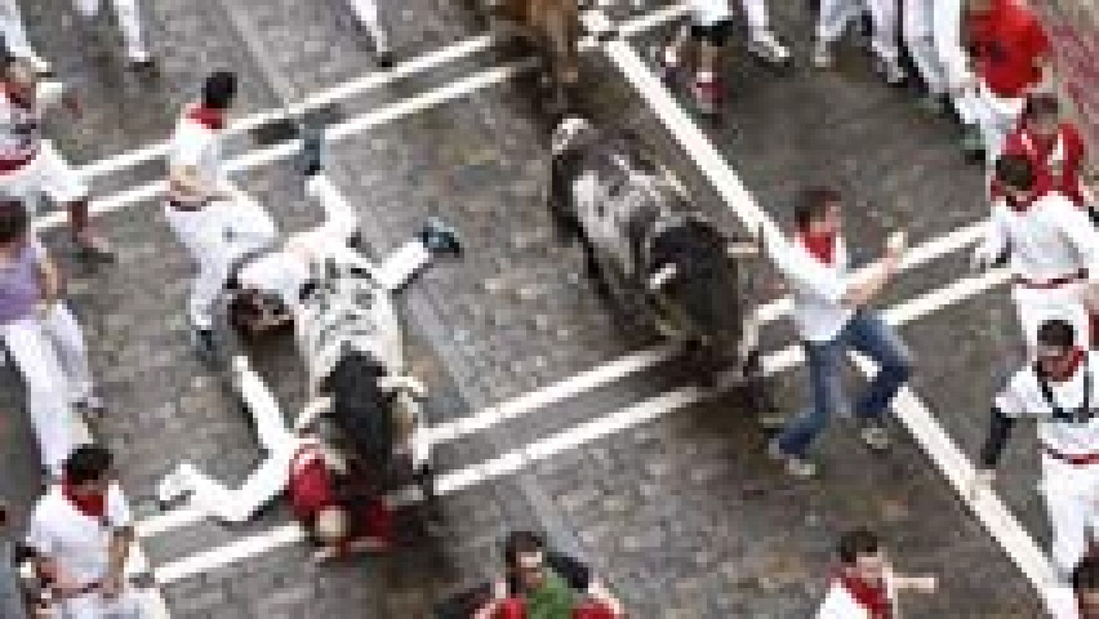 Emocionante y peligroso primer encierro de sanfermines 2014 con toros de Torrestrella
