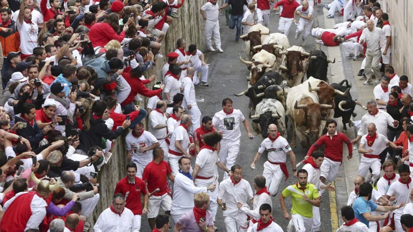 La manada se rompe y los mozos protagonizan largas carreras | Ver