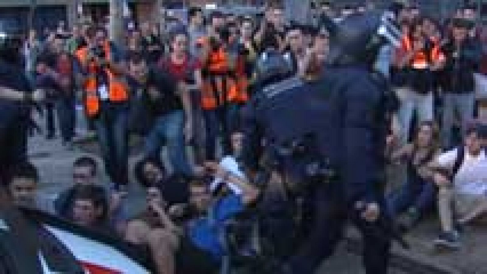 Telediario 1: Audiencia absuelve a los 19 acusados del asedio al Parlament | RTVE Play