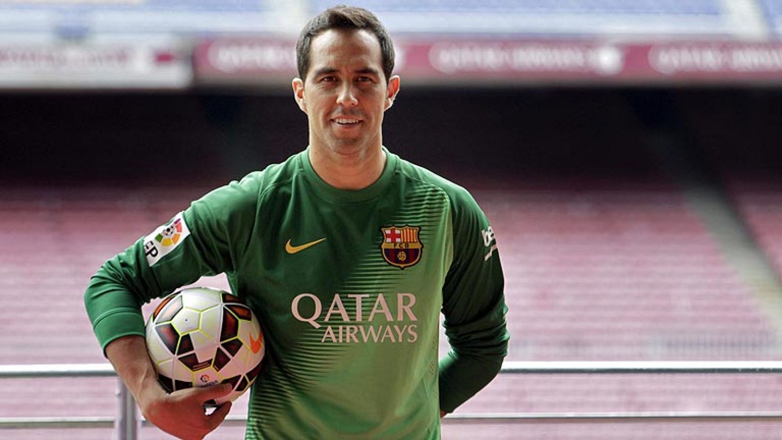 El portero Claudio Bravo firma con el Barça