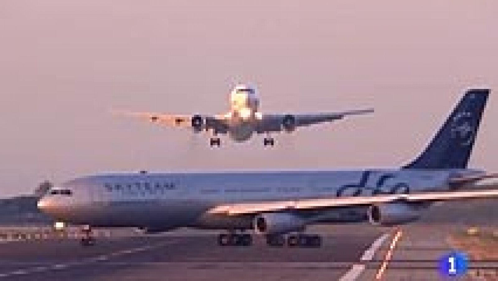 Un videoaficionado capta a un avión abortando un aterrizaje en Barcelona | Ver