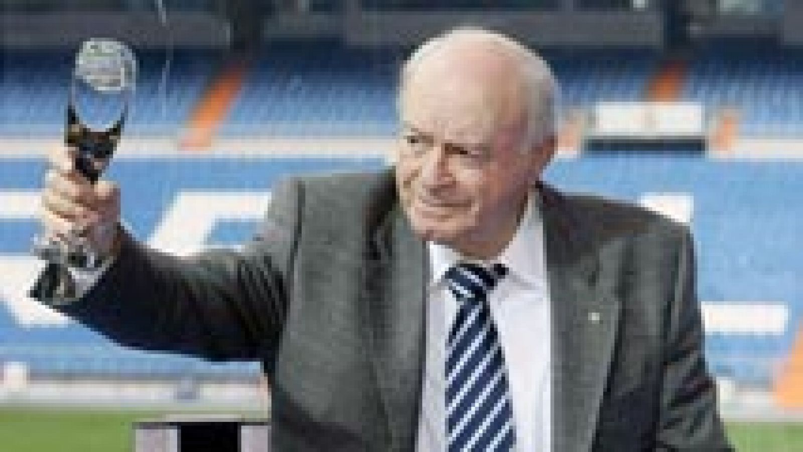 Alfredo di Stéfano, presidente de honor del Real Madrid, ha fallecido, según fuentes familiares, a la edad de 88 años en el hospital Gregorio Marañón de Madrid, tres días después de sufrir una parada cardiorrespiratoria cuando salía de un restaurante. 