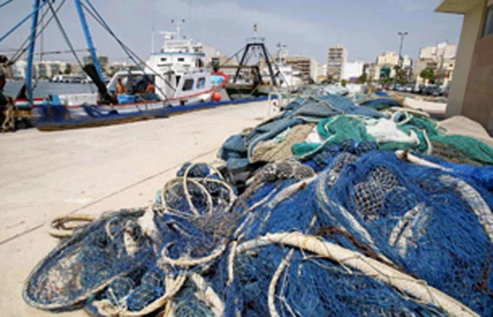 Los 49 inmigrantes que fueron rescatados por un pesquero de Santa Pola ya han sido desembarcados en Trípoli.