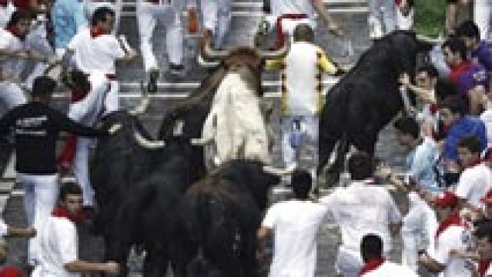 San Fermín - Un corredor esquiva las astas