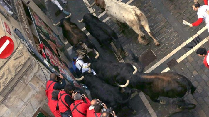 San Fermín - Los morlacos resbalan en la Curva de Estafeta