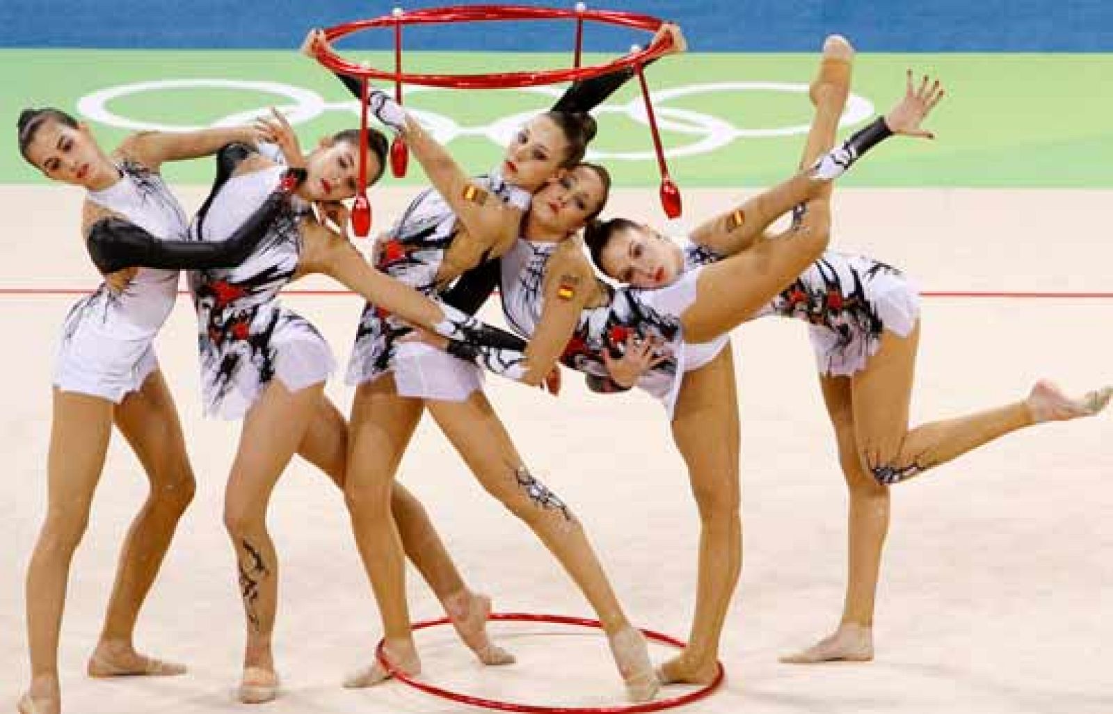 Un mal ejercicio de aros y mazas deja fuera de la final al conjunto español de gimnasia rítimica