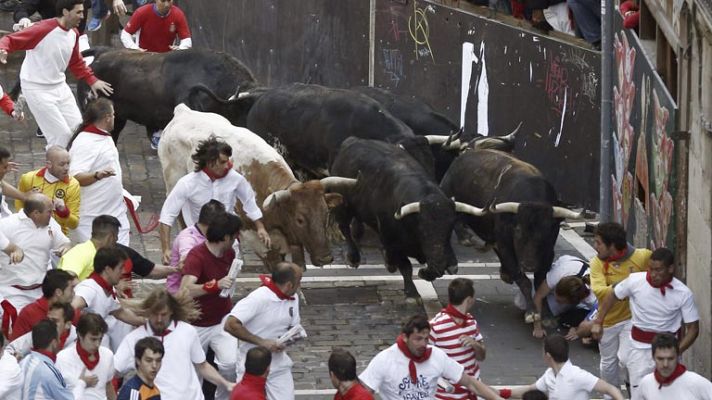 San Fermín - Los astados rozan la margen izquierda del Callejón