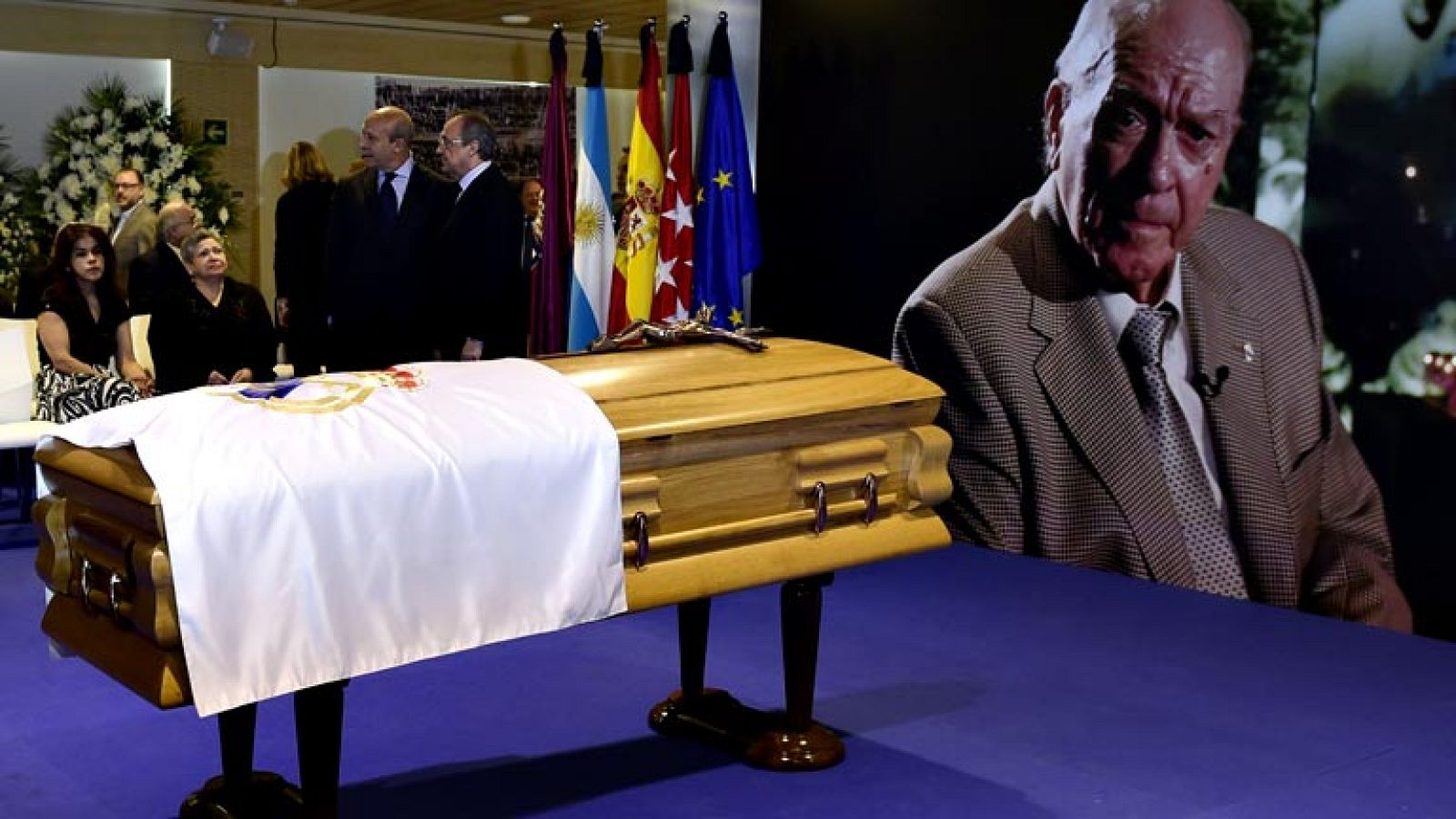 La capilla ardiente de Alfredo Di Stéfano, presidente de Honor del  Real Madrid, ha recibido durante toda la mañana visitas de  aficionados, compañeros de equipo, de profesión, periodistas y  personalidades del mundo del deporte y de la política. Tod