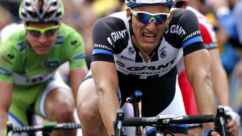 El alemán Marcel Kittel sumó hoy al "sprint" su tercera victoria en las cuatro etapas disputadas en el Tour de Francia, lo que le designa como el gran dominador de las llegadas masivas.   La general no sufrió cambios, con una llegada agrupada, y sigu