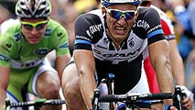 El alemán Marcel Kittel sumó hoy al "sprint" su tercera victoria en las cuatro etapas disputadas en el Tour de Francia, lo que le designa como el gran dominador de las llegadas masivas.   La general no sufrió cambios, con una llegada agrupada, y sigu