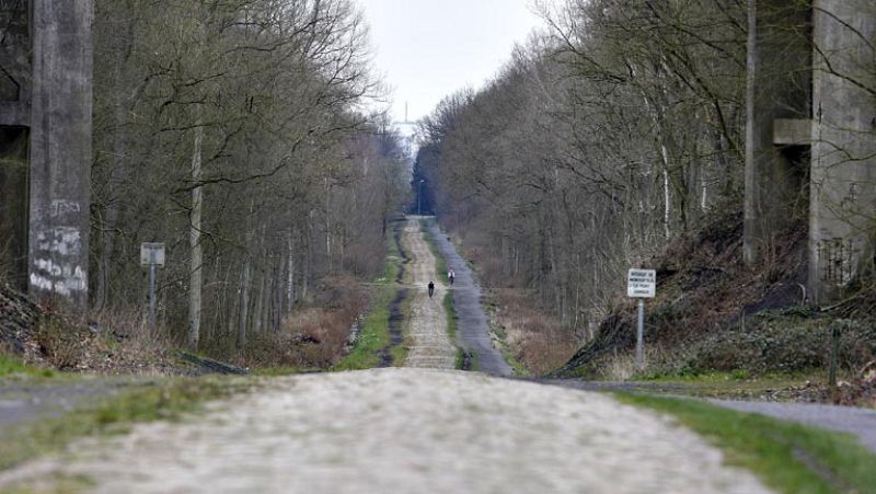 La quinta etapa del Tour de Francia está marcada por los nueve tramos de adoquines que la ronda gala ha tomado prestados a la clásica París-Roubaix y que van a marcar decisivamente el resto de la carrera.   Los 155,5 kilómetros entre la localidad bel