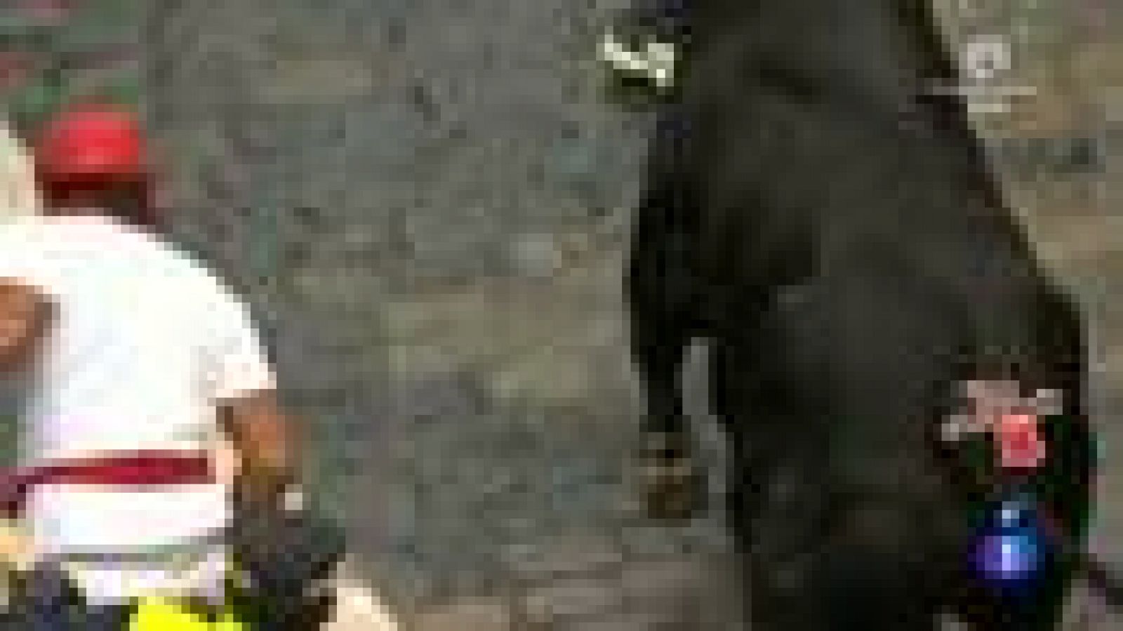 San Fermín 2023: Un toro rezagado crea momentos de peligro  | RTVE Play
