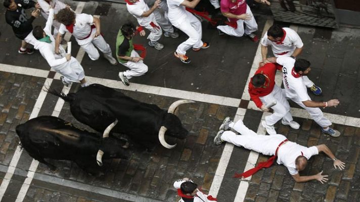 San Fermín - Un astado arrolla a un corredor