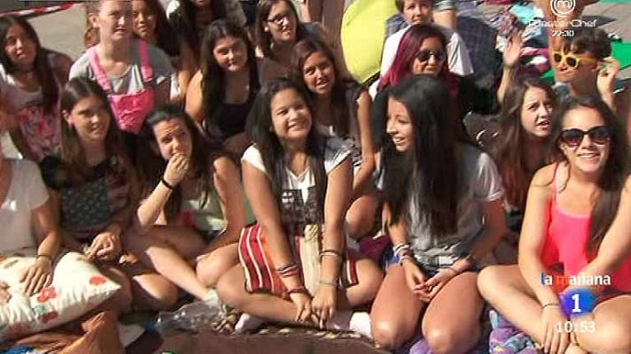 La mañana - Dos meses acampadas en la calle por ver a sus ídolos