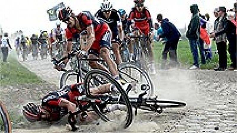  "Pavé", adoquín en francés, es una de las pocas palabras que todo aficionado al ciclismo conoce de la lengua de Moliere. El Tour de Francia dedica a este clásico de la París-Roubaix la etapa de mañana, que ya aparece en el pelotón como un fantasma p