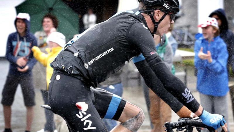El británico Chris Froome, ganador del Tour 2013, abandonó hoy la ronda francesa tras sufrir una segunda caída en la quinta etapa, la tercera en dos días.   El ciclista del Sky, visiblemente afectado, subió al coche del Sky después de haber caído a f