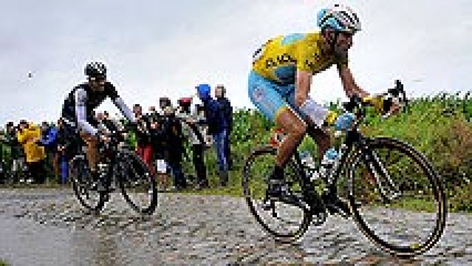 El ciclista Lars Boom (Belkin) ha sido el más fuerte en la quinta  etapa del Tour de Francia, disputada entre Ypres y Arenberg Porte du  Hainaut sobre 152,5 kilómetros, en un día infernal pasado por agua y  repleto de caídas fuera y dentro del pavés,