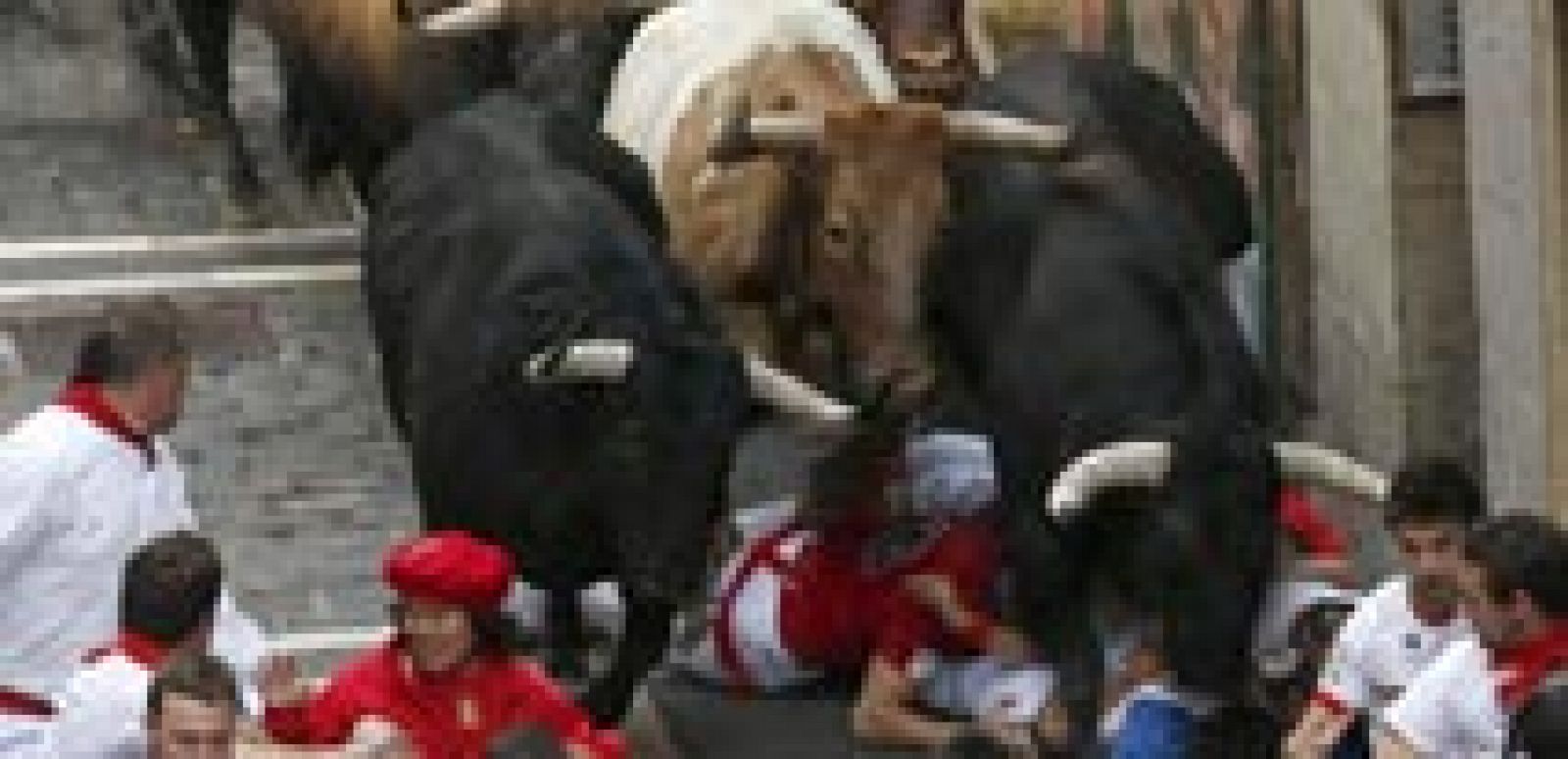 San Fermín 2023: Los toros saltan veloces por encima de los corredores | RTVE Play