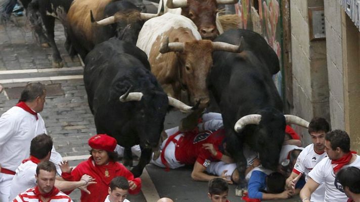 San Fermín - Los toros saltan veloces por encima de los corredores