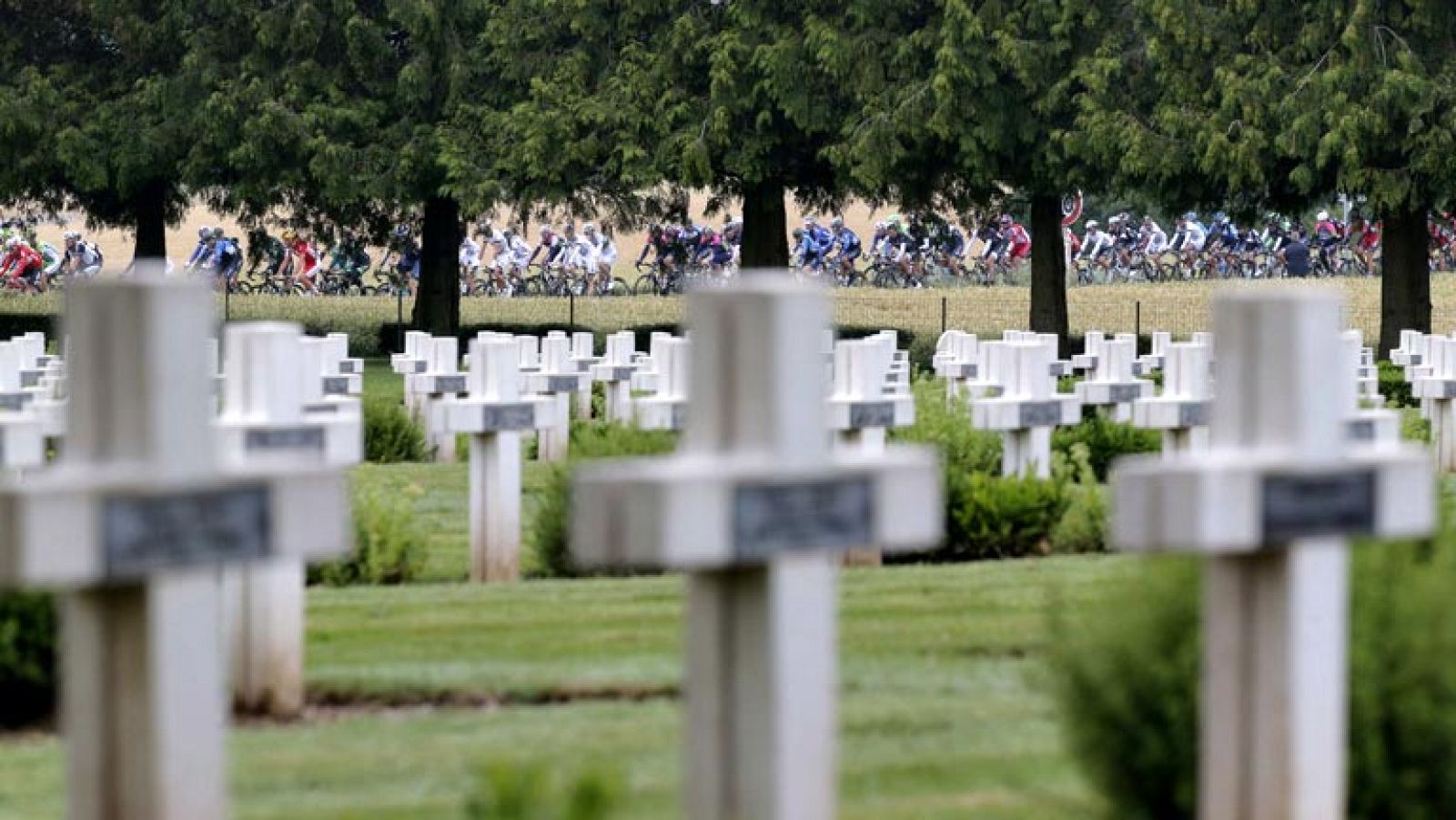 La relación de la ronda gala con la gran guerra fue mayor de lo que se piensa. Varios ciclistas ilustres del Tour cayeron en la contienda y el detonante de la guerra coincidió con el comienzo del Tour de 1914.