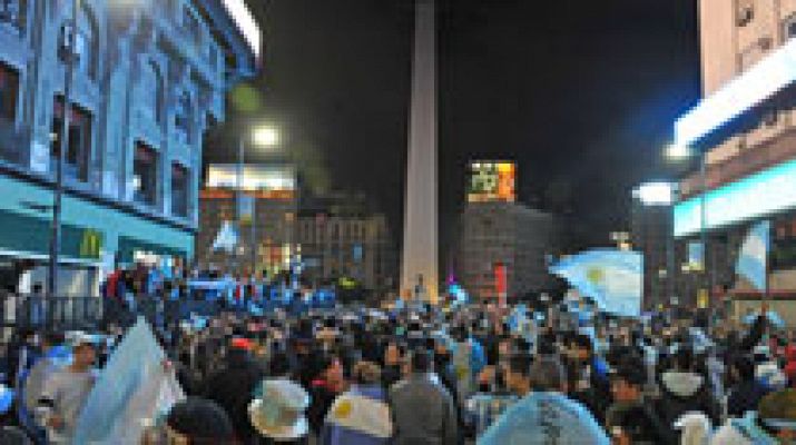 Telediario 1 - El país entero sale a celebrar a la calle el pase de Argentina a la final