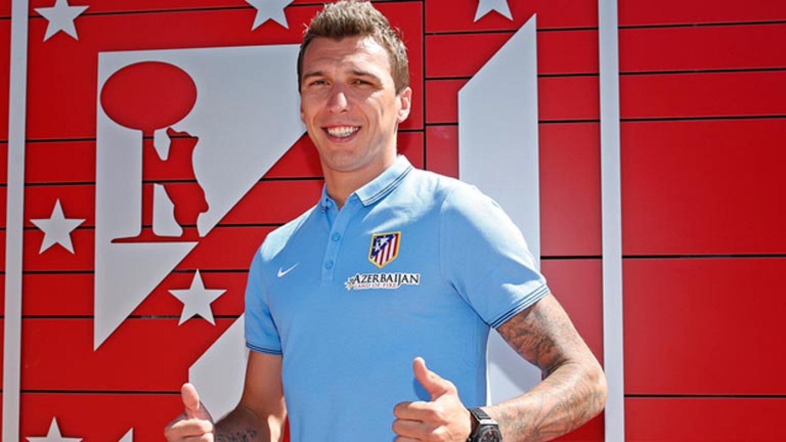 El Atlético de Madrid ha confirmado este jueves el fichaje del delantero croata Mario Mandzukic, que llega procedente del Bayern Munich y ha firmado un contrato de cuatro temporadas por su nuevo equipo una vez superado el pertinente reconocimiento médico, según anuncia el club en su página web.