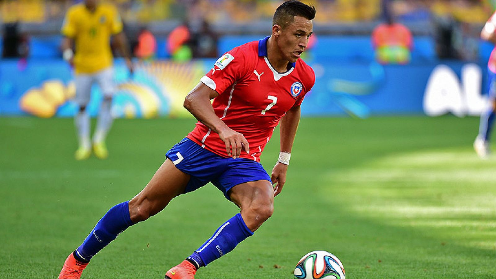 El Barcelona ha traspasado al chileno Alexis Sánchez al Arsenal inglés por una cifra cercana a los 40 millones de euros.