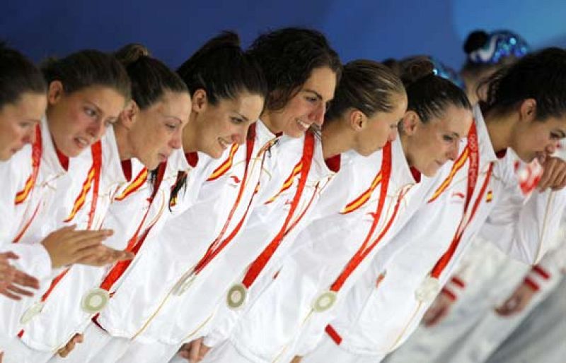 Las 'sirenas' españolas recibiendo la plata en el podio 