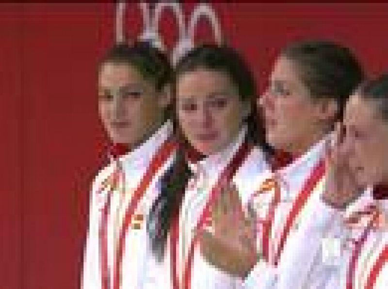 Las 'sirenas' españolas recibiendo la plata en el podio 
