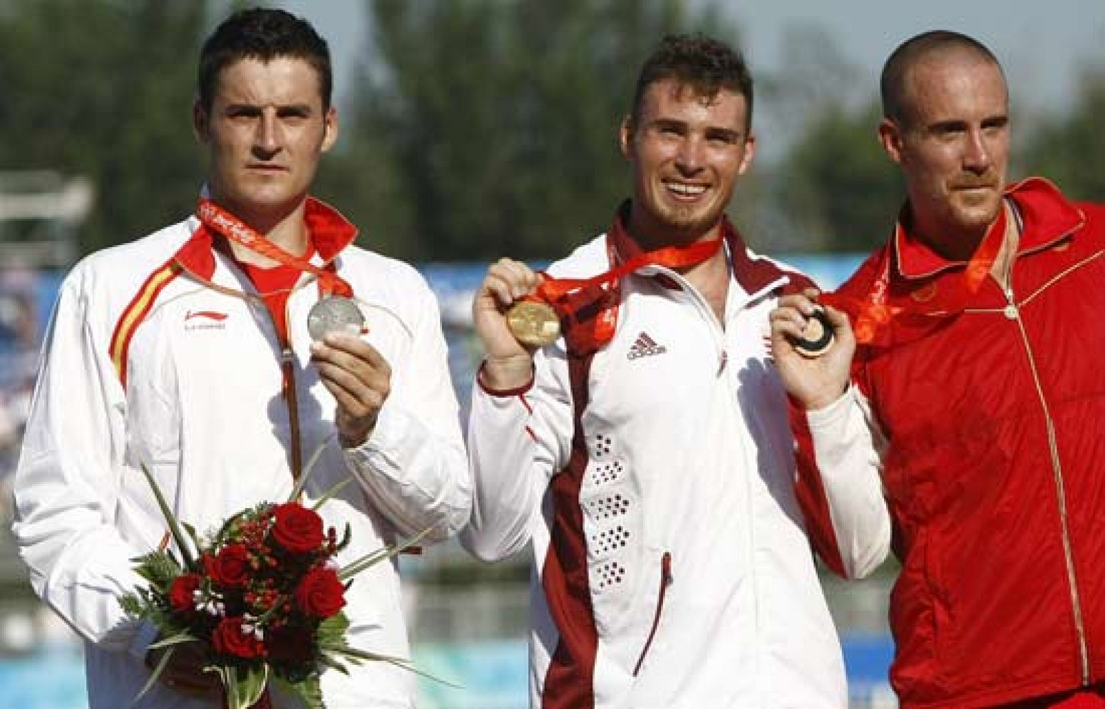 David cal en el podio recibiendo su segunda medalla de plata.