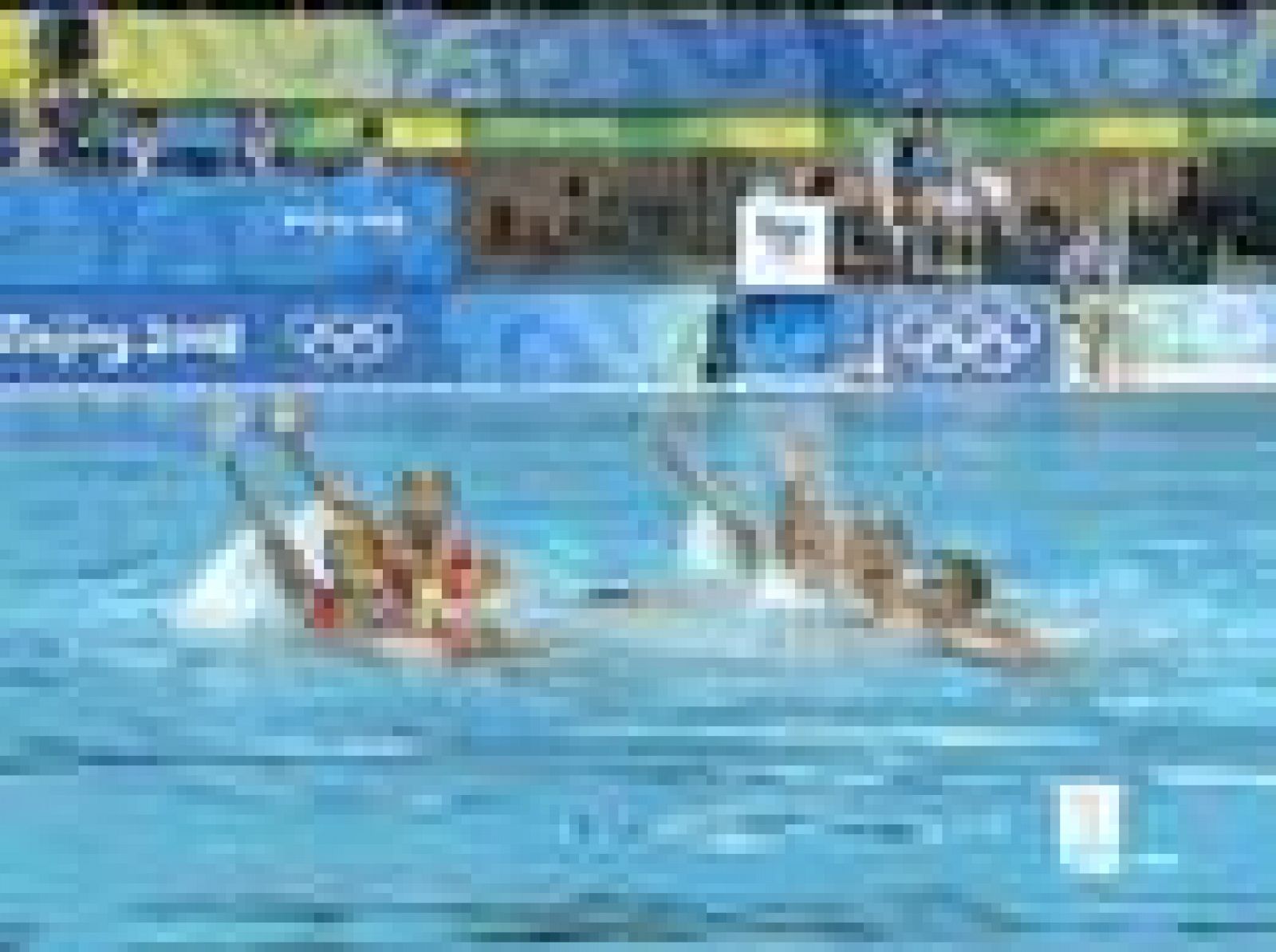 Las nadadoras españolas, durante la ejecución de la rutina artística. 