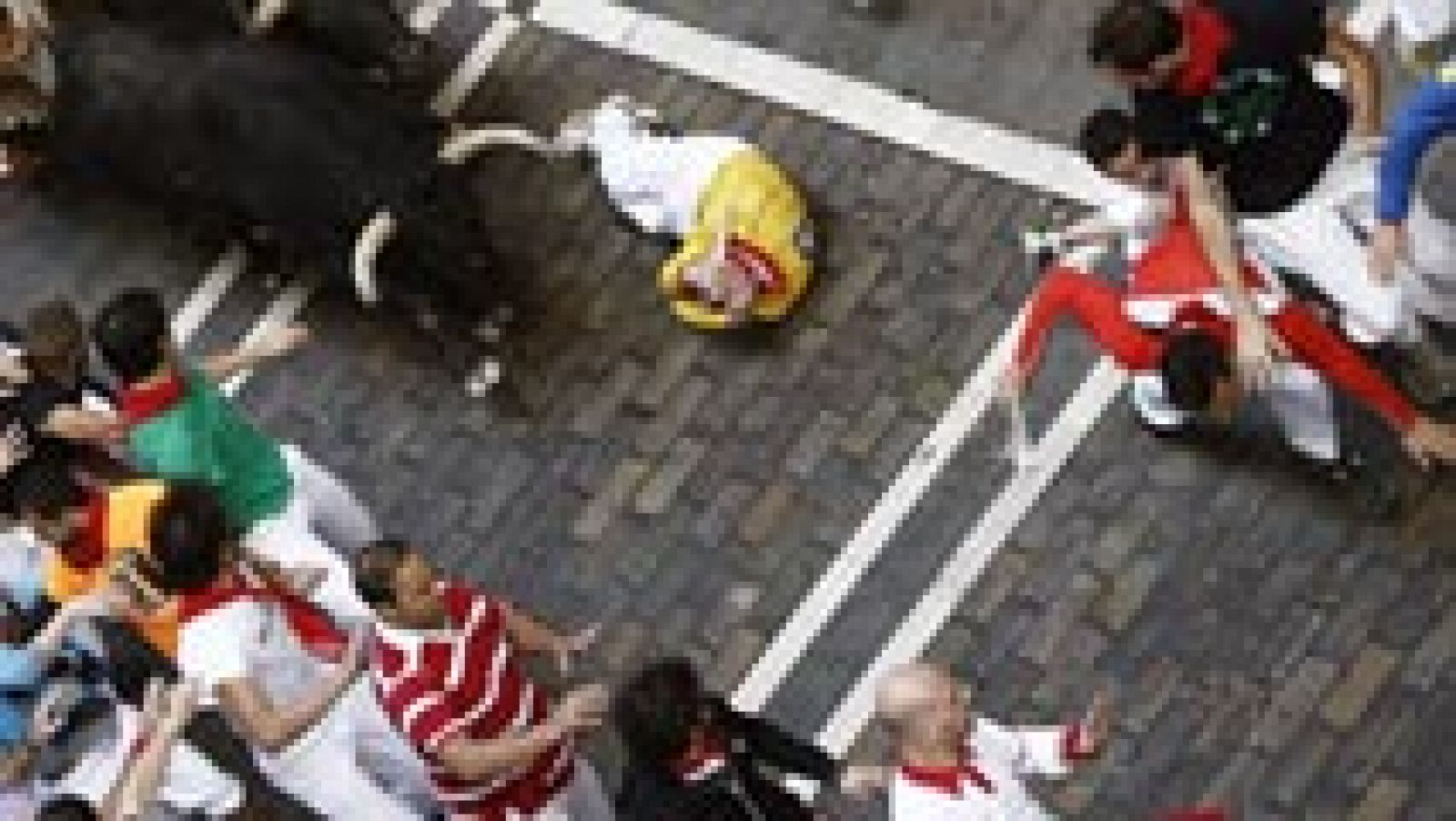 San Fermín: Los mozos caen al paso de los toros | RTVE Play