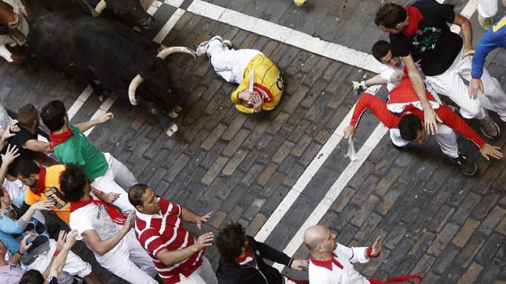 San Fermín - Los mozos caen al paso de los toros