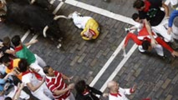 Los mozos caen al paso de los toros