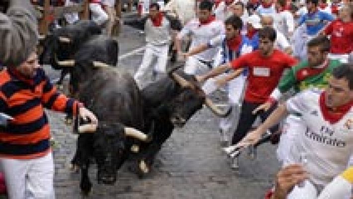 San Fermín - La manada corre agrupada a gran velocidad