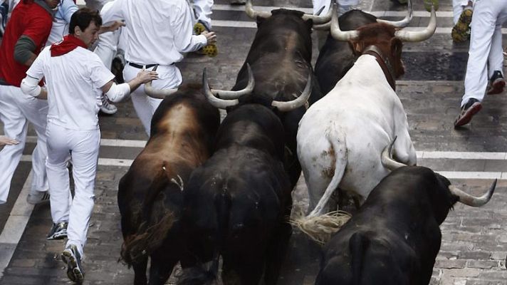 San Fermín - La manada corre agrupada a gran velocidad