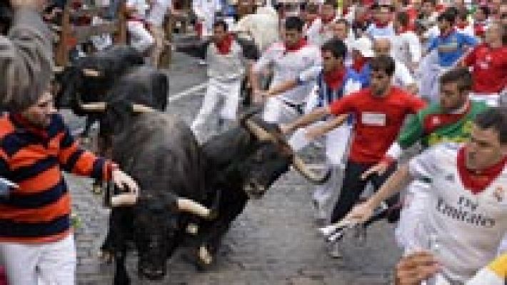 San Fermín - Un astado amaga con embestir en la Cuesta de Santo Domingo