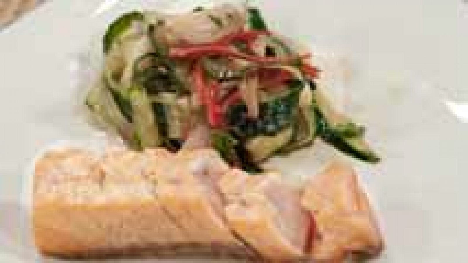  Tataki de salmón con ensalada thai de verduras
