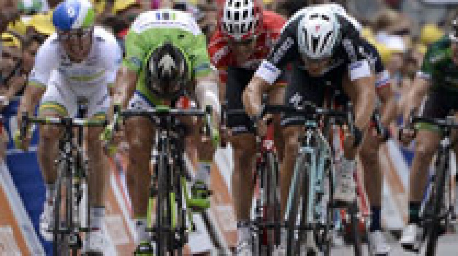 El italiano Mateo Trentin se ha impuesto en la séptima etapa del Tour de Francia 2014, al ganar a Peter Sagan en la misma línea de meta.