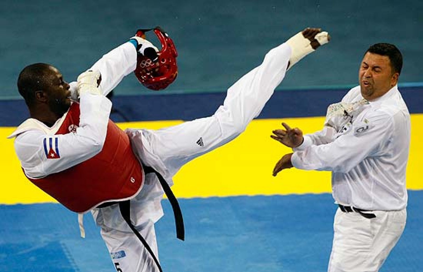 El cubano Ángel Matos ha sido expulsado de los Juegos Olímpicos tras propinarle una brutal patada en la cara a un árbitro que tomó una decisión en su contra en su combate de taekwondo. 