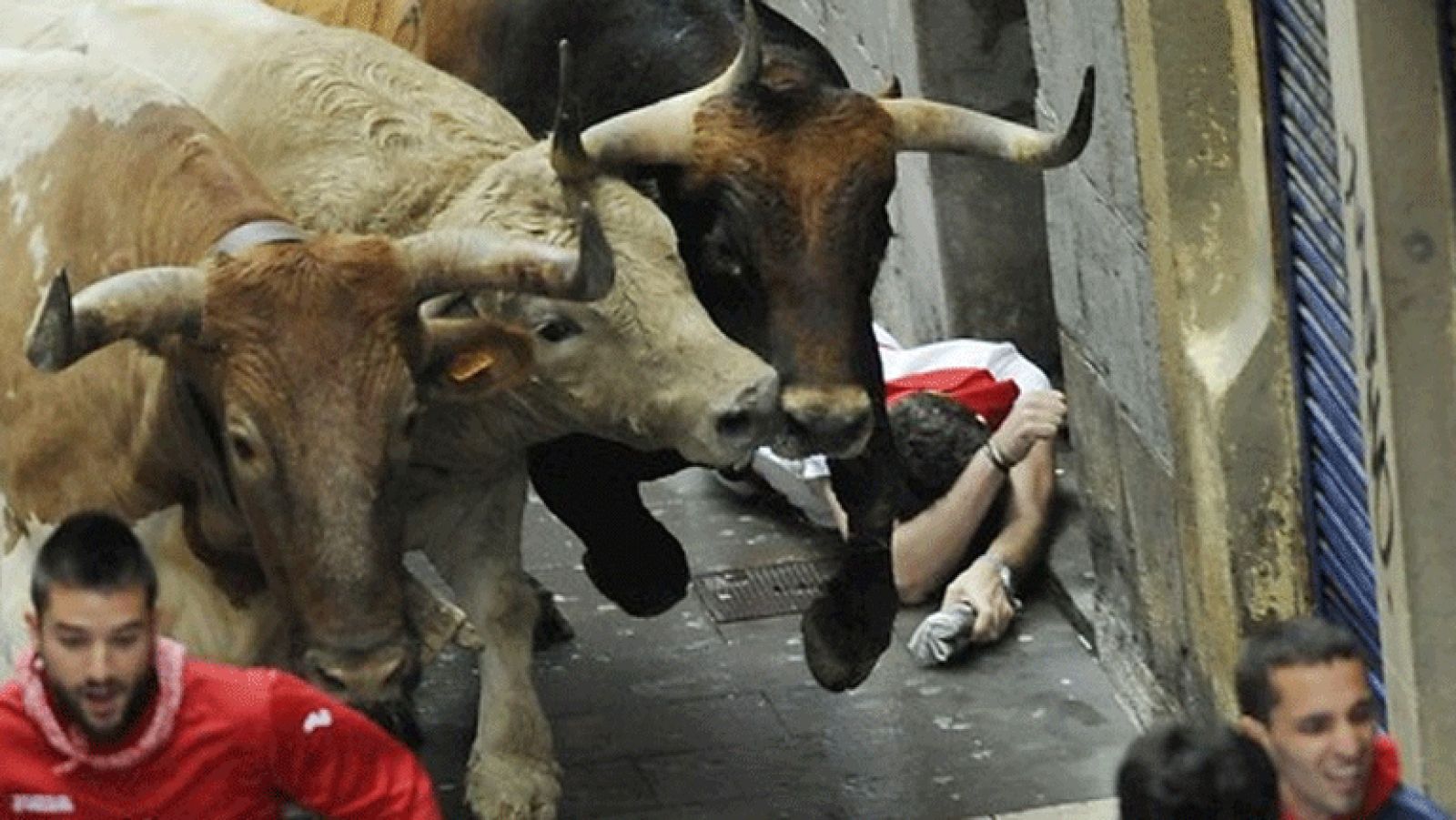 Dos toros se adelantan y crean momentos de peligro en el sexto encierro de sanfermines 2014