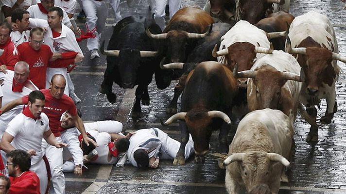San Fermín - Algunas caídas y resbalones en el sexto encierro